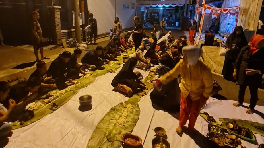 Kemeriahan Makan Besar di acara Agustusan Perum As-salam Permai